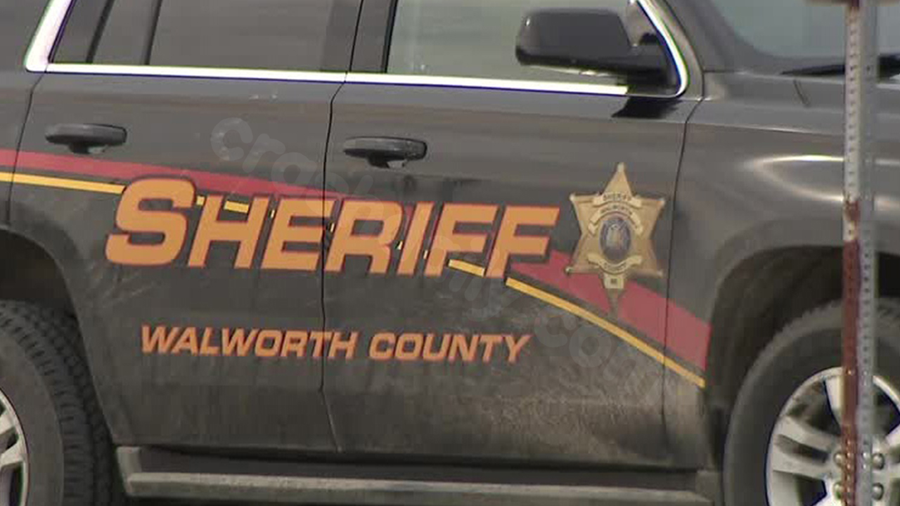 Deadly crash in Walworth County; 2 killed, 1 injured on State Line Road