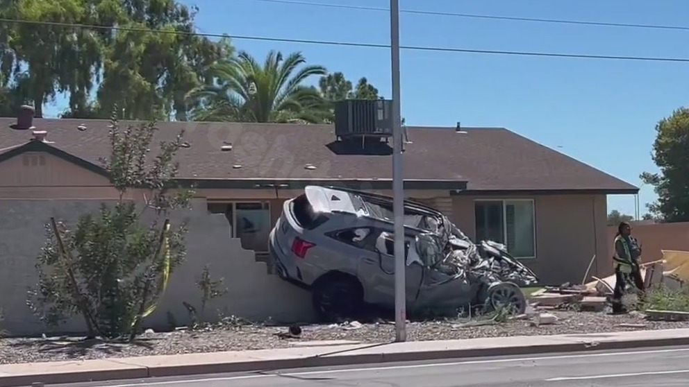 Fatal car crash in Mesa injures one person