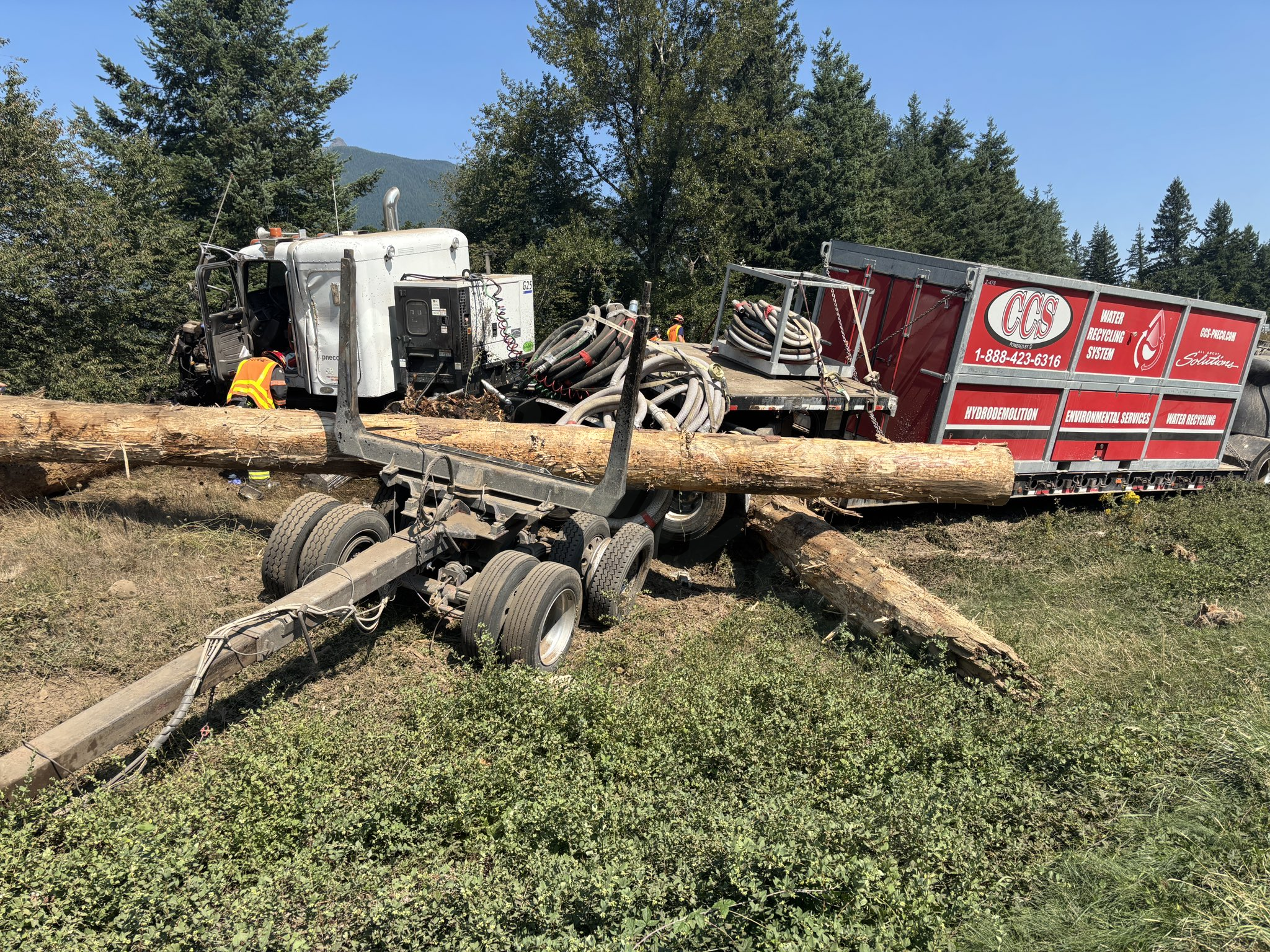 Fatal collision between 2 semitrucks near North Bend, WA