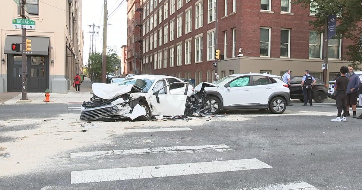 Four people hurt in accident on Broad St in Spring Garden, Philadelphia