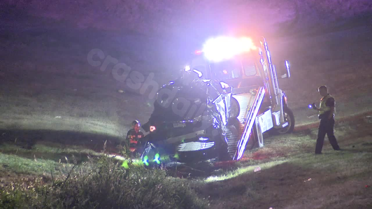 36-year-old man dies in Arlington after car veers into ditch
