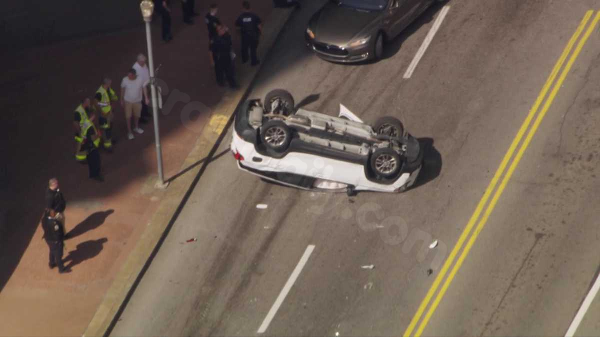 Car flips over in accident in Pittsburgh downtown