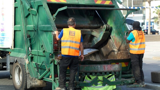 Israeli court deems garbage truck driver's fall during camera cleaning as a car accident