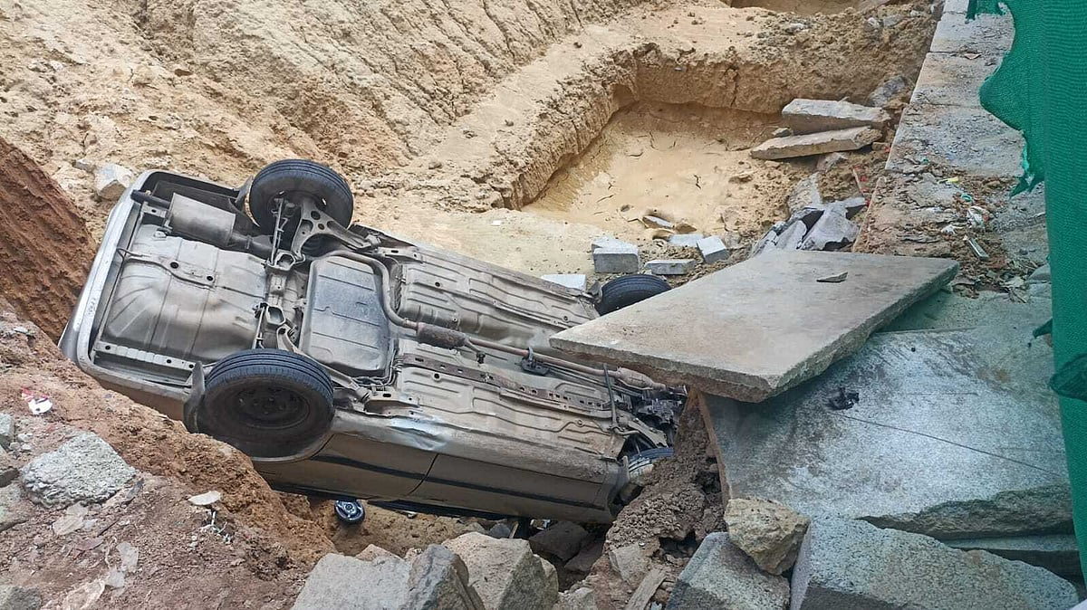 Vehicle plunges into 12 ft ditch in Bengaluru; occupants suffer minor injuries