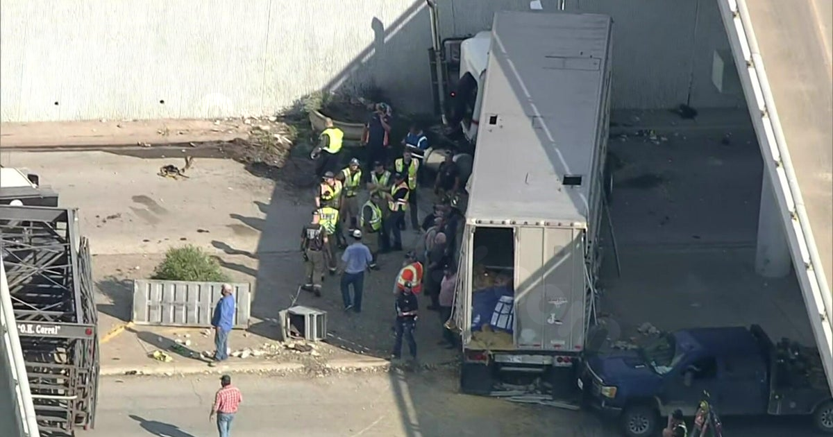 Livestock truck crash closes S US Hwy 77 in Waxahachie