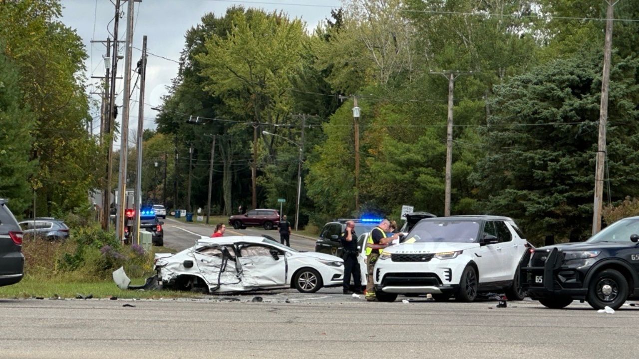 Crash at Howland intersection involves 5 vehicles