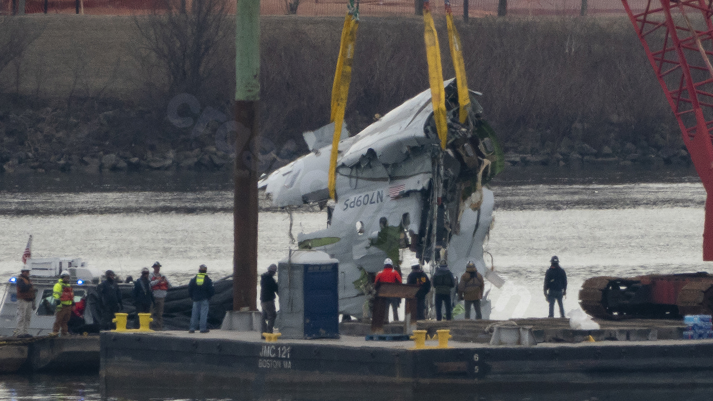 Lawsuit filed by crash victim's family against American Airlines and federal government.