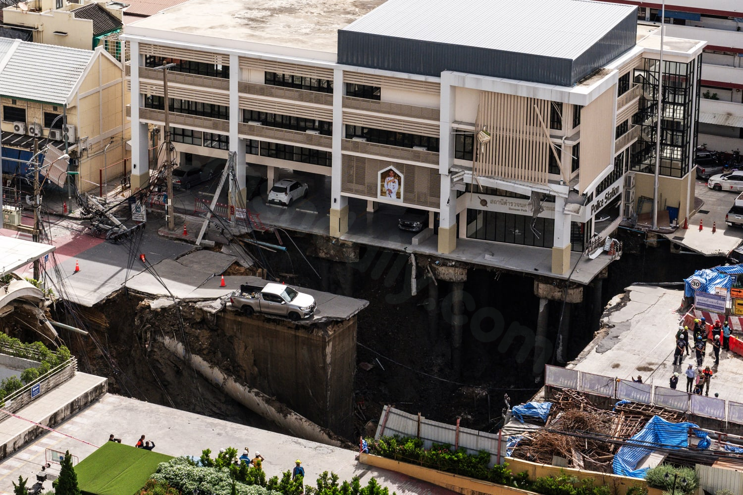 Sinkhole in Bangkok causes road to collapse, leading to traffic disruptions and evacuations