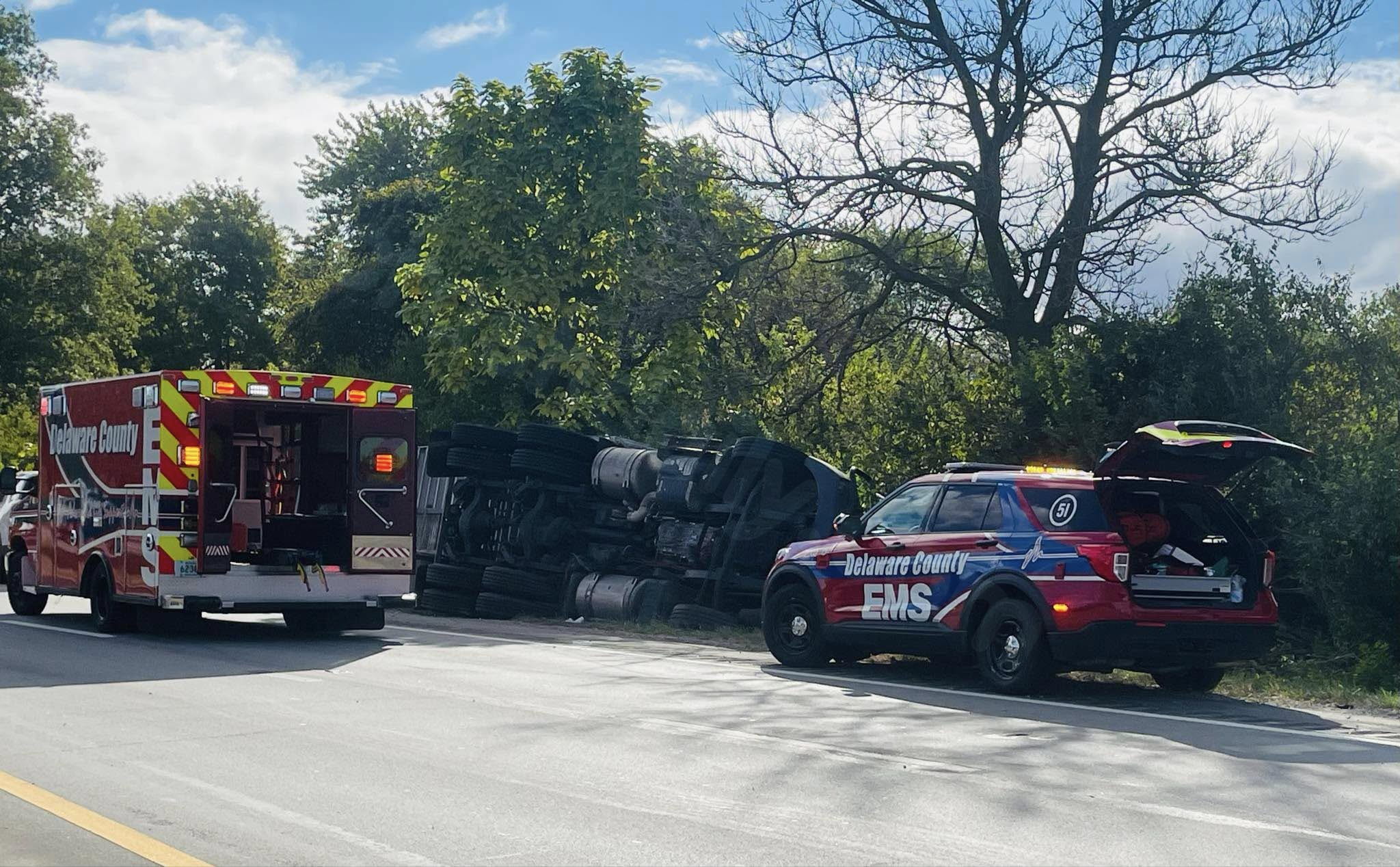 2 injured in Delaware County truck collision