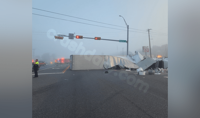 Highway 59 at Poplar Street closed due to 18-wheeler accident