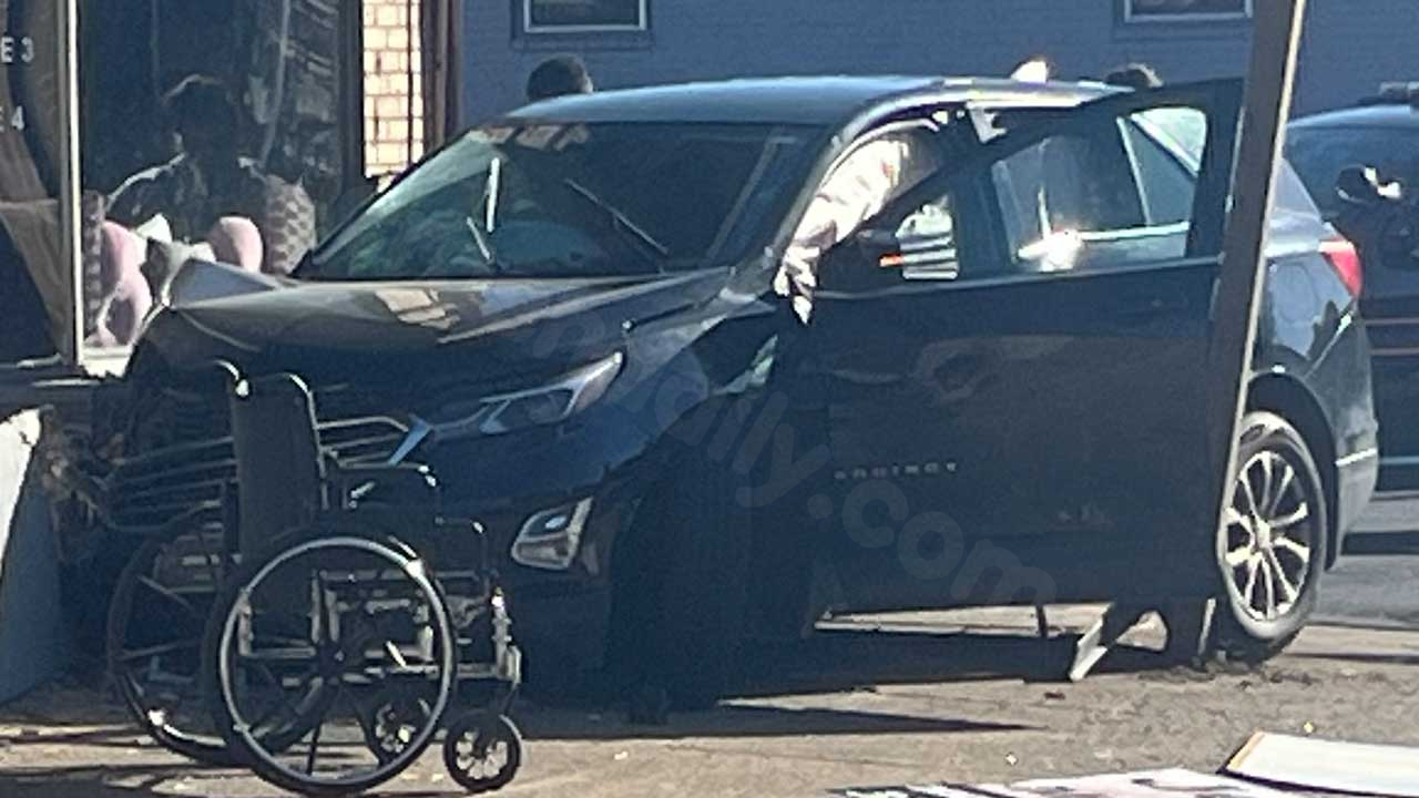 Youngstown building hit by car