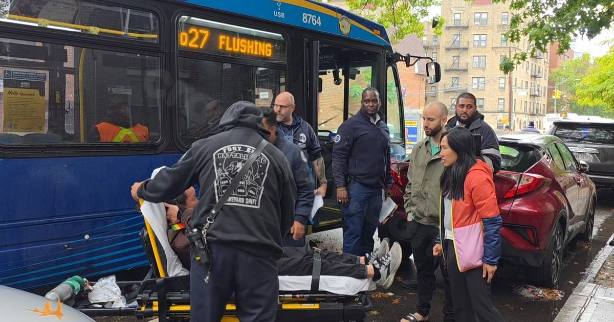 Bus crash injures 19 in Flushing, Queens