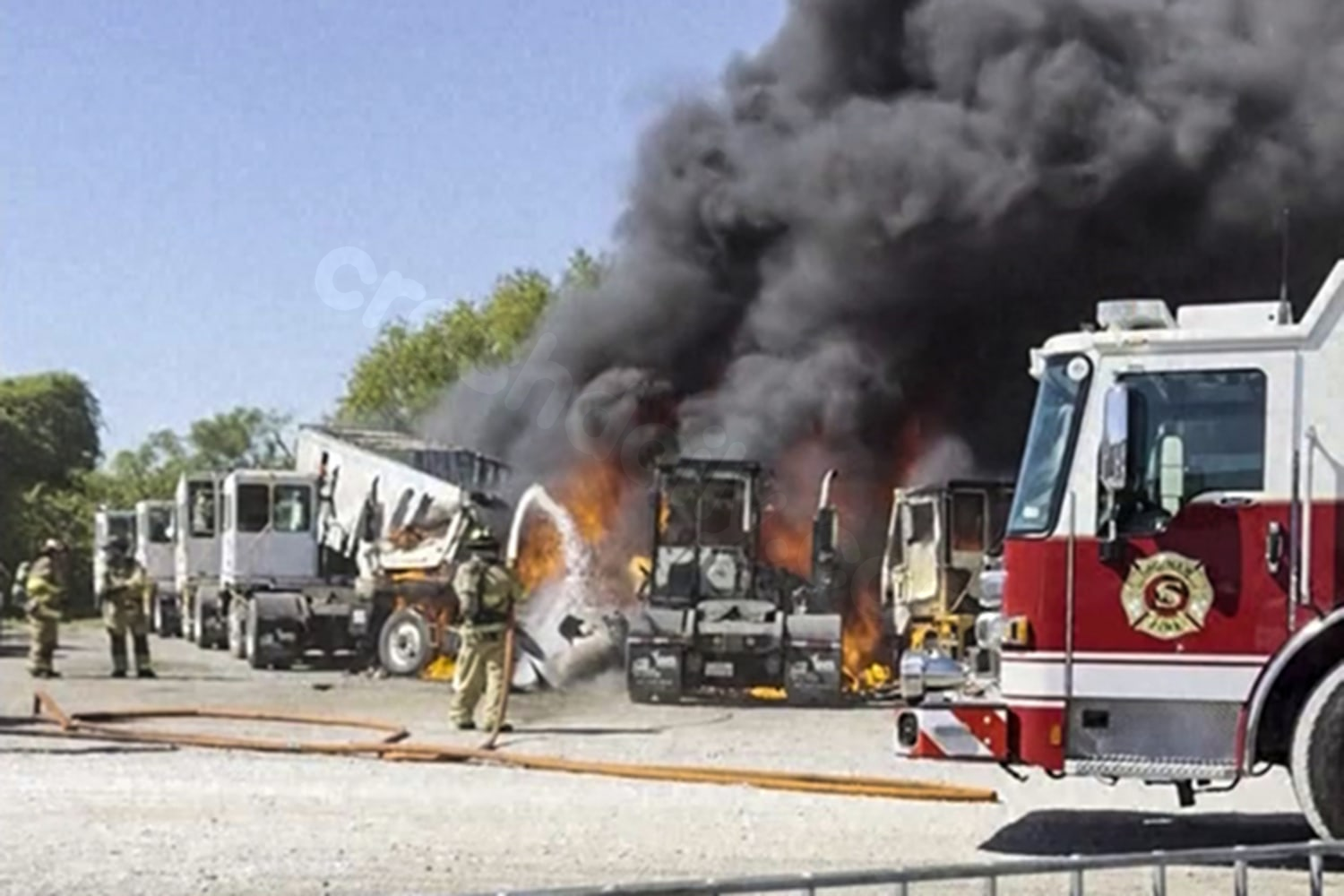 Fatal plane crash into trucks in Texas leaves 2 dead