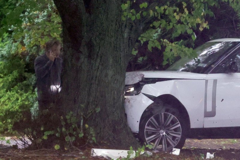 Alec Baldwin uninjured in car crash in New York - VIDEO