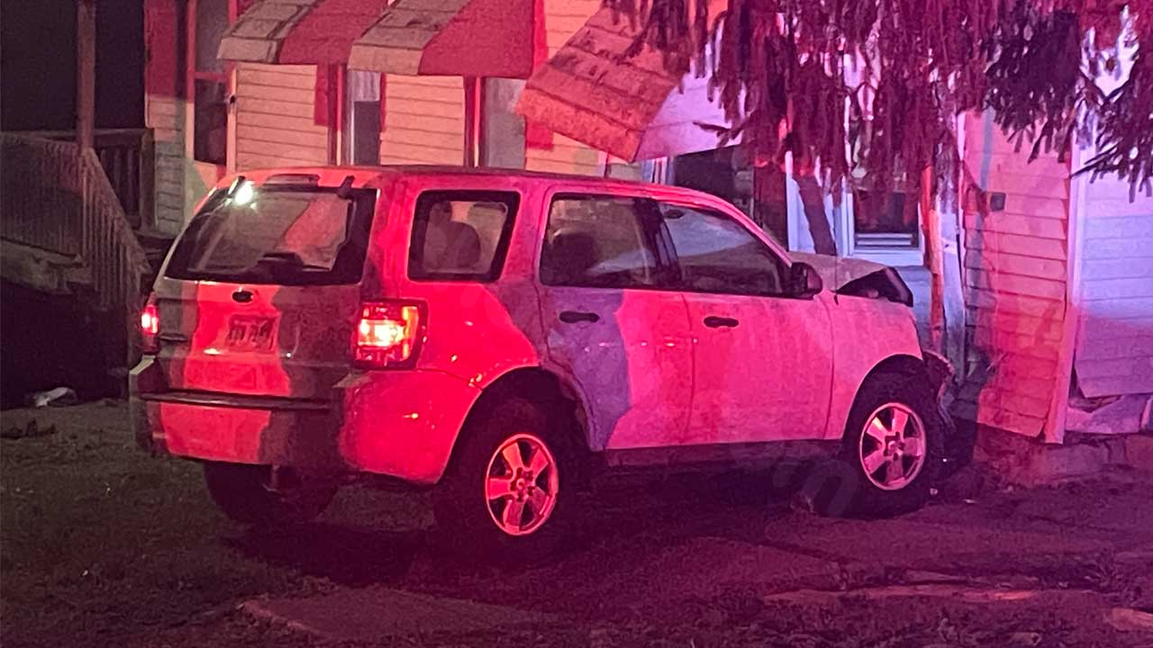 Vehicle collides with residence in Trumbull County