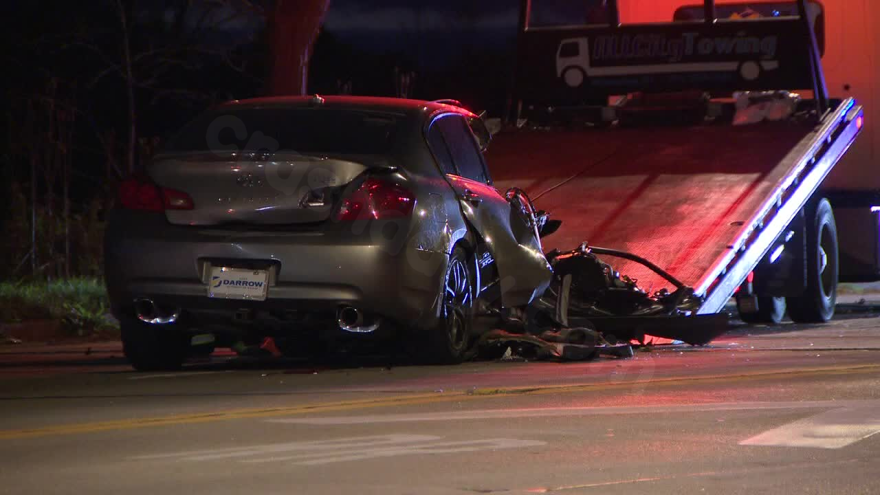 Teen crashes stolen car into Milwaukee bus