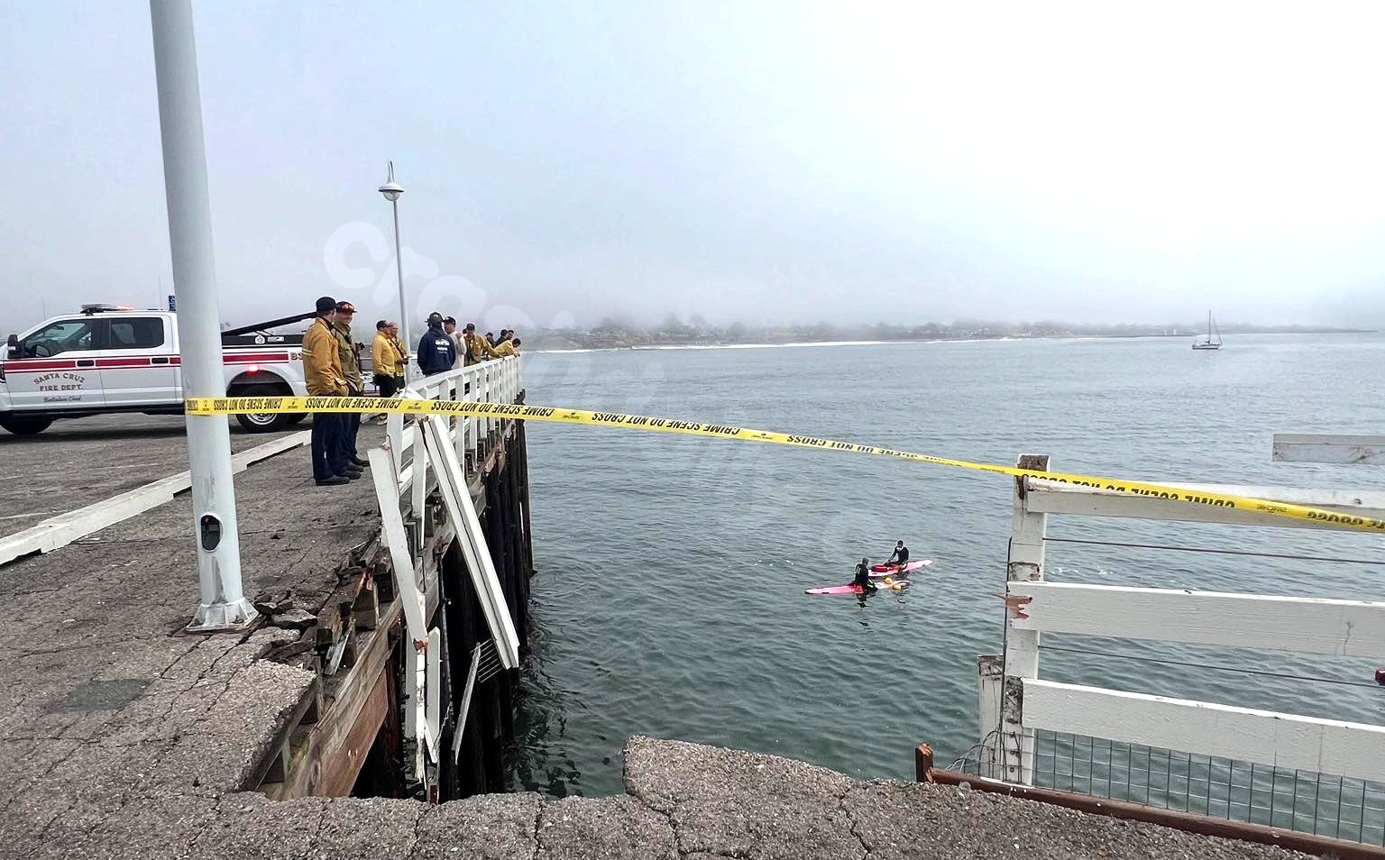 Rescue operation after car falls off Santa Cruz Wharf; occupants saved by divers
