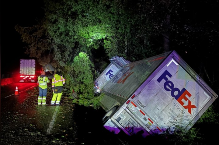 1 person hurt in semi accident on Highway 18 close to Snoqualmie, WA