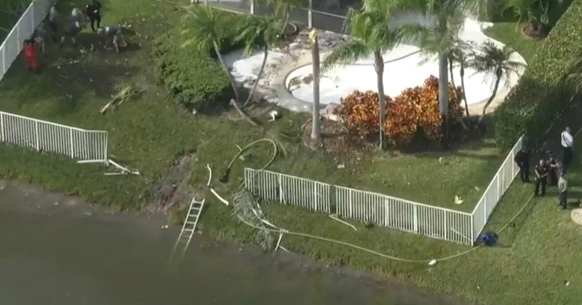 Emergency teams react to plane crash in Coral Springs.