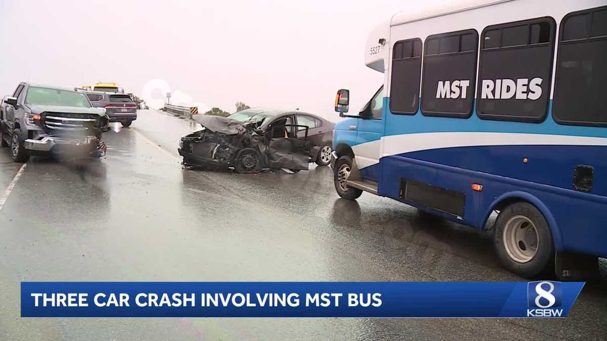 2 people injured in a 3-vehicle crash near Gonzalez