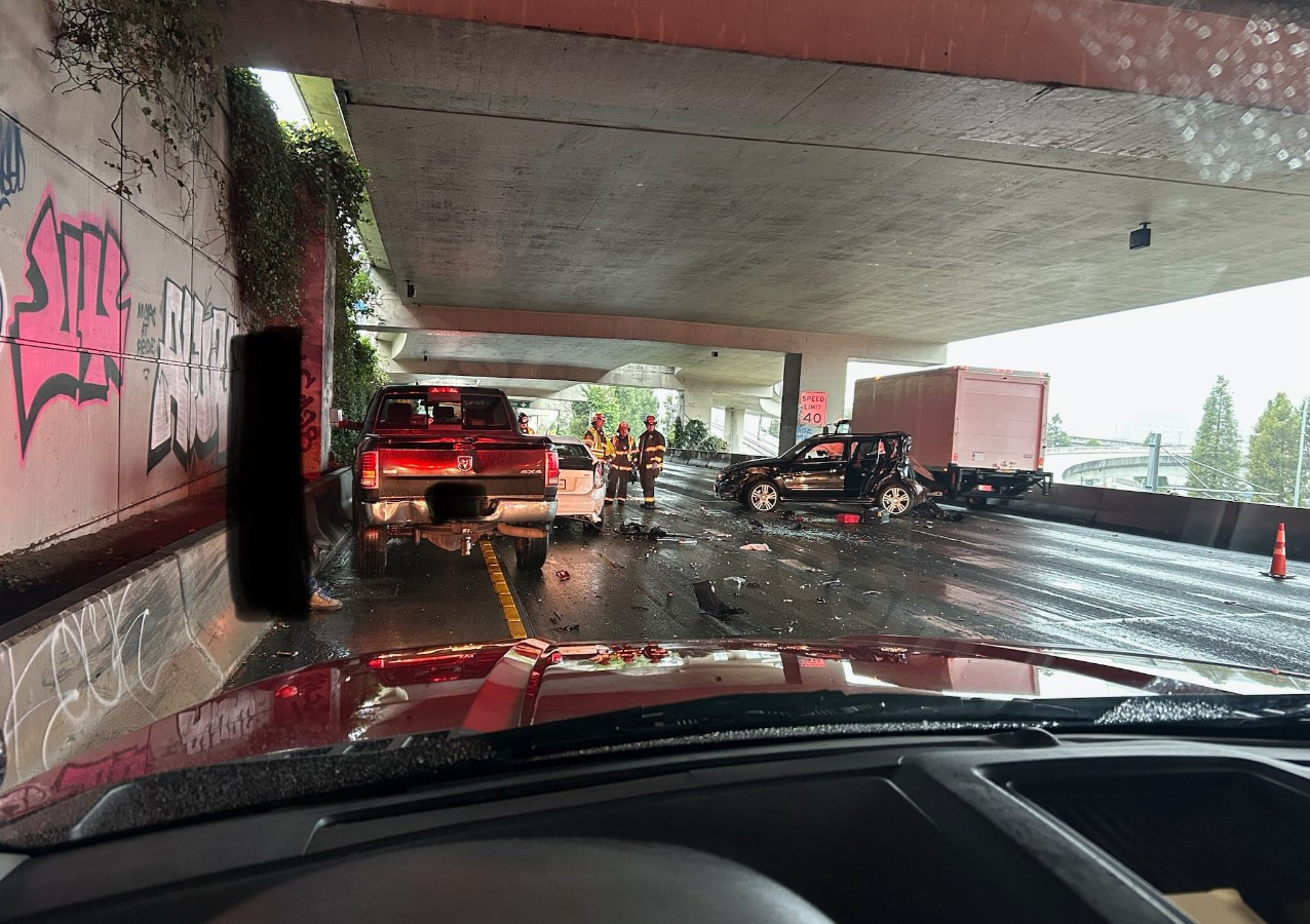 Seattle crash on I-90 injures several, shuts down all lanes