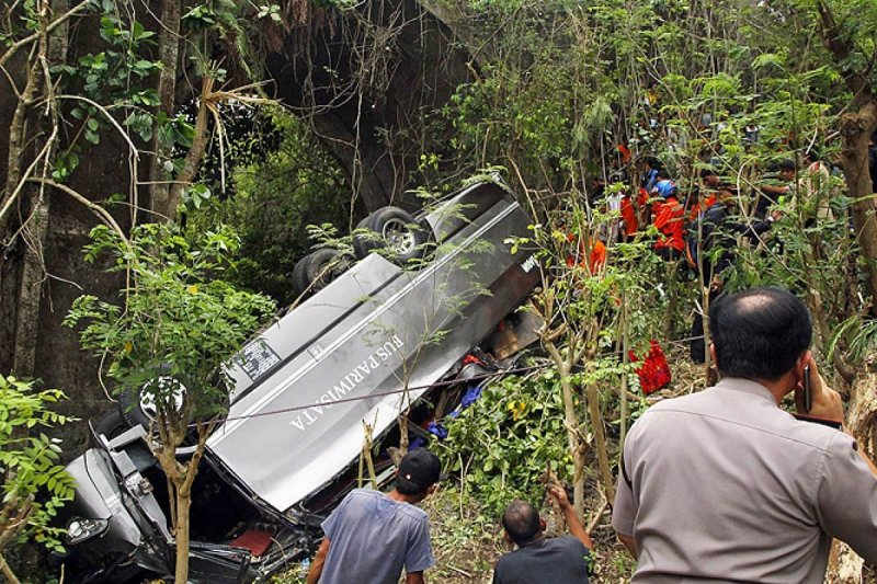 Tragedy in Bali as Five Chinese Tourists Die in Minibus Crash