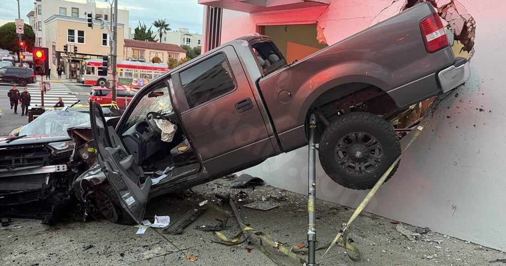 High-speed collision injures 2 in Marina District of San Francisco