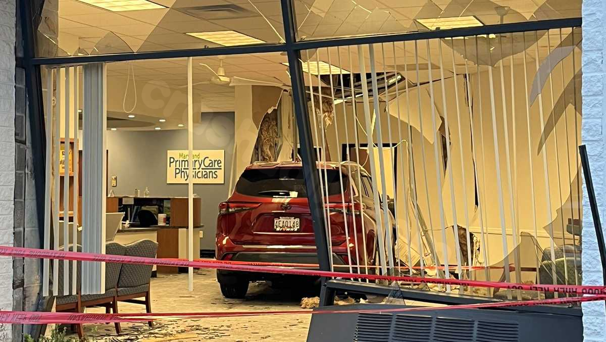 2 Injured as Car Crashes into Doctor's Office - Police