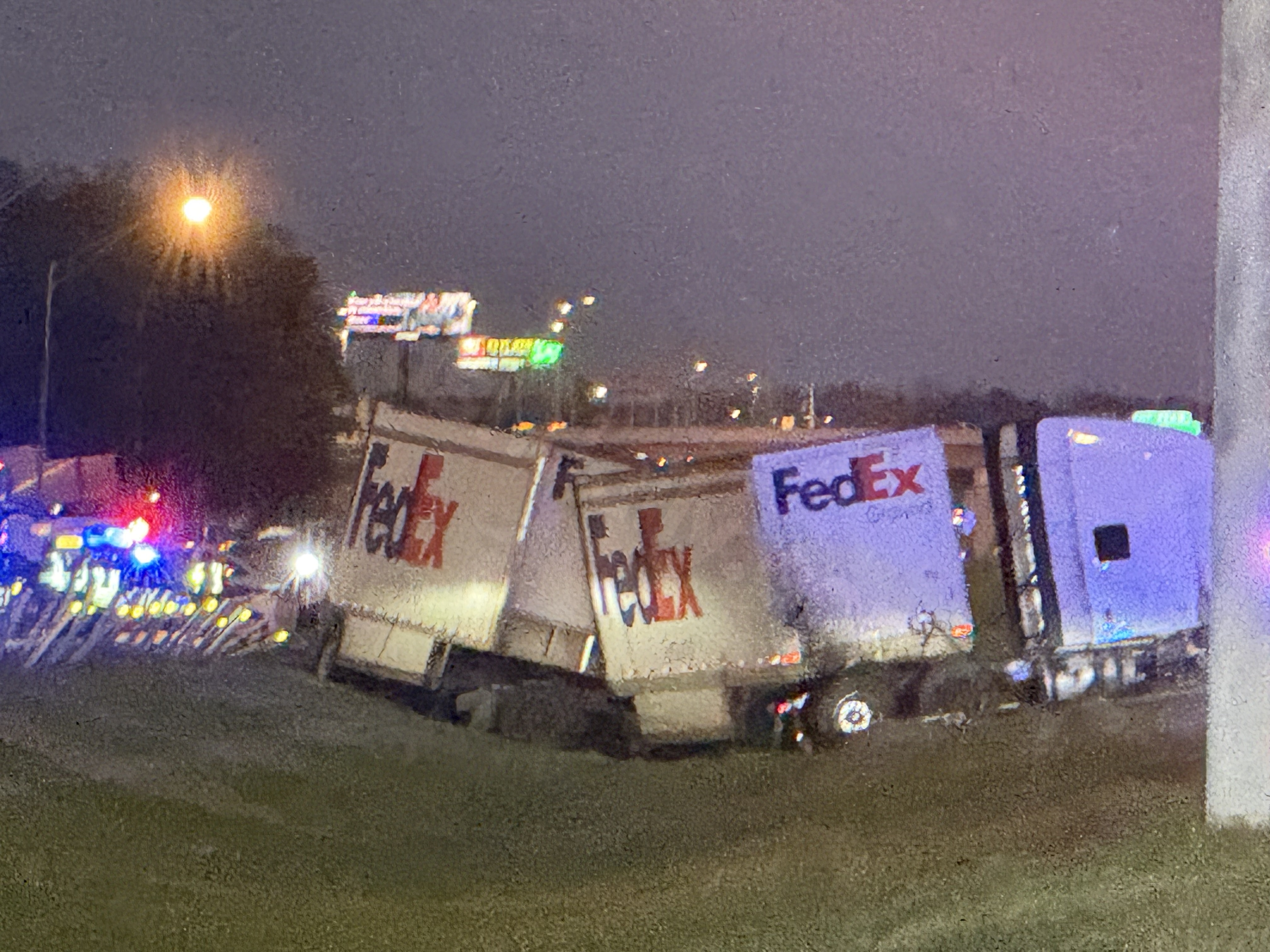 1 fatality, agent hurt in FedEx truck crash on I-240