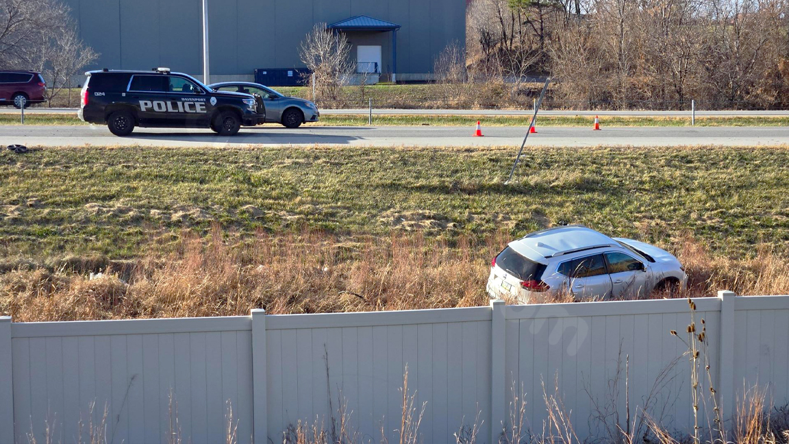 No injuries in three-car accident on I-74 in Davenport