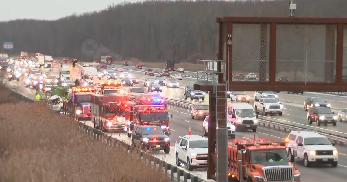 Fatal crash on N.J. Turnpike in East Windsor Township results in 3 deaths; Philadelphia man injured, state police report