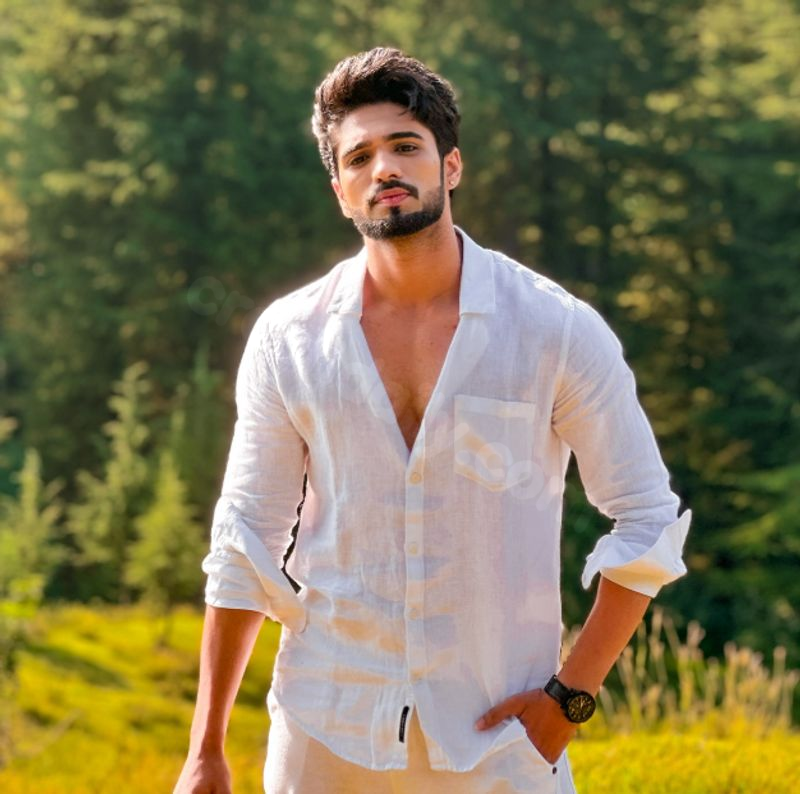 Zeeshan Khan, TV actor, unharmed in Mumbai car crash