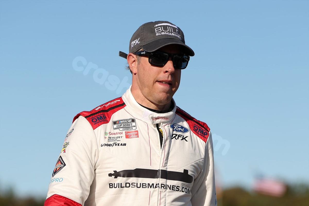 Keselowski breaks leg in skiing mishap