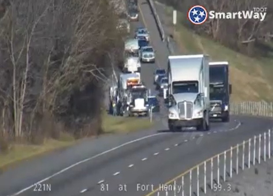 Single vehicle collision causes partial lane closure on I-81 in Sullivan County.