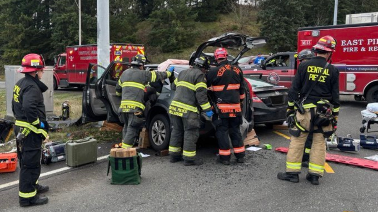 Police pursuit ends in collision with family of four in Puyallup, WA