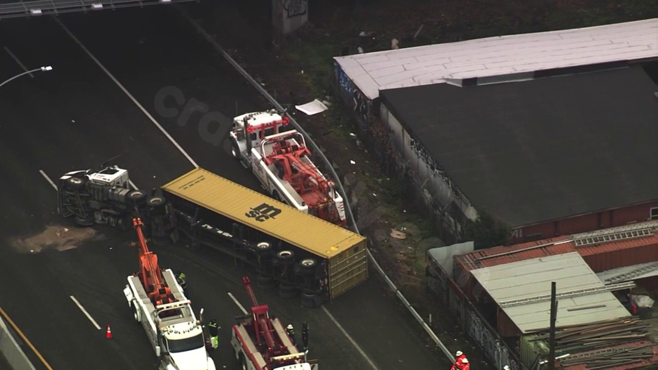 Traffic blocked on I-880 in Oakland due to overturned big rig