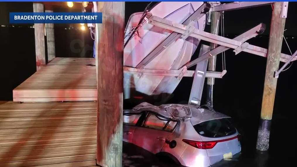 Woman rescued by Florida police from river after car accident.