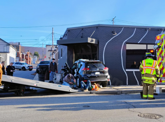 Altoona bar damaged in collision with two cars