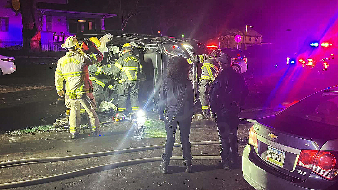 Firefighters remove car's roof after Davenport accident