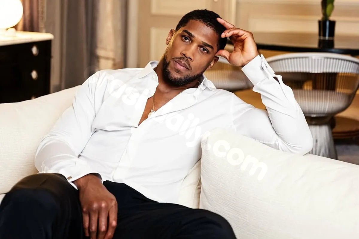 Video demonstrates the near miss of Anthony Joshua in a car crash.
