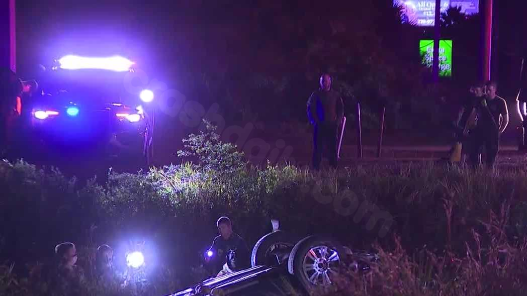 Vehicle plunges into water on Colonial Boulevard in Fort Myers