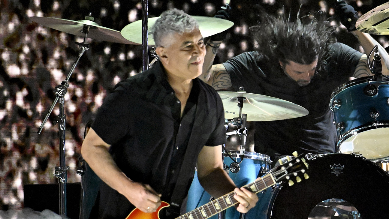 Pat Smear to Skip Upcoming Foo Fighters Shows Due to Broken Foot from "Strange Gardening Mishap"