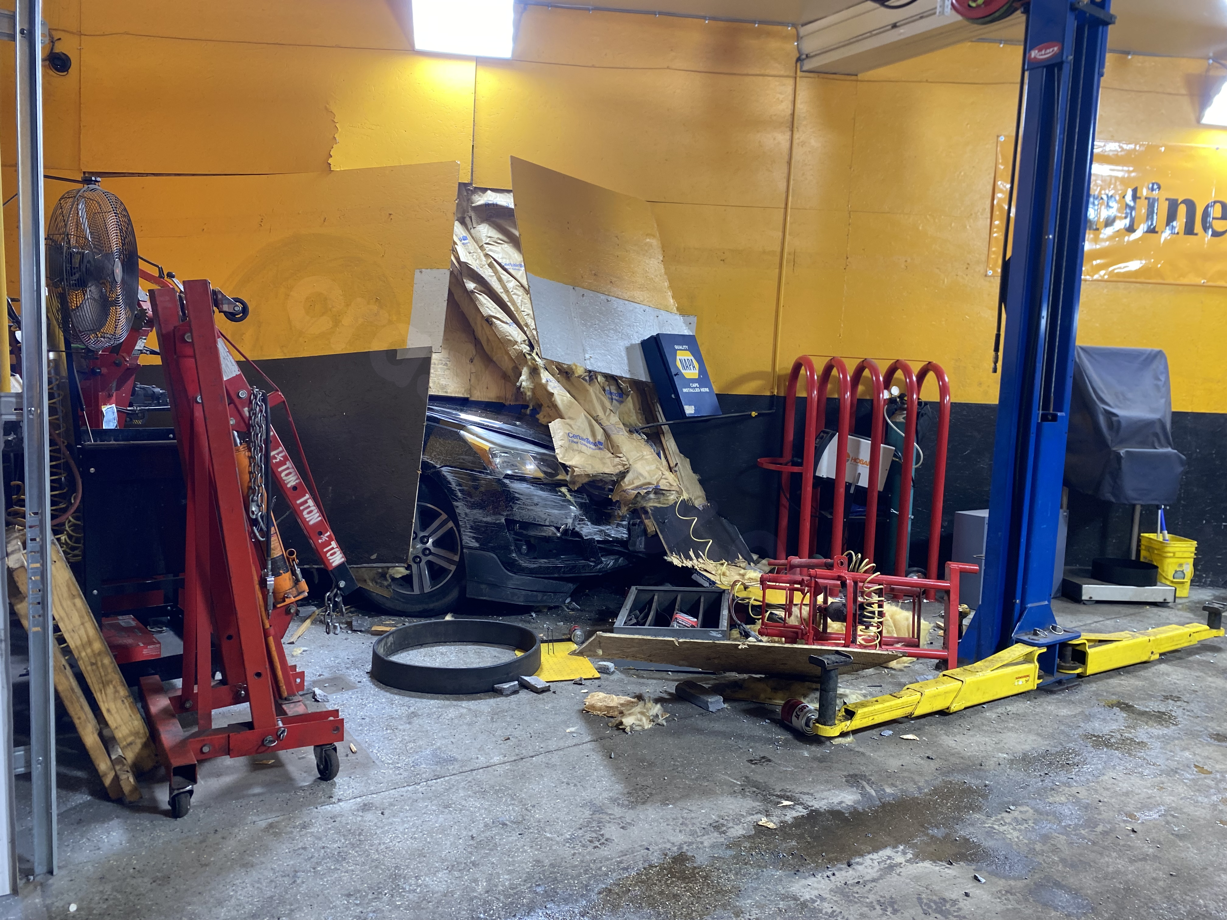Altoona tire business hit by car