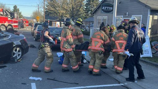 Injury crash in Northeast Portland sends two drivers to hospital