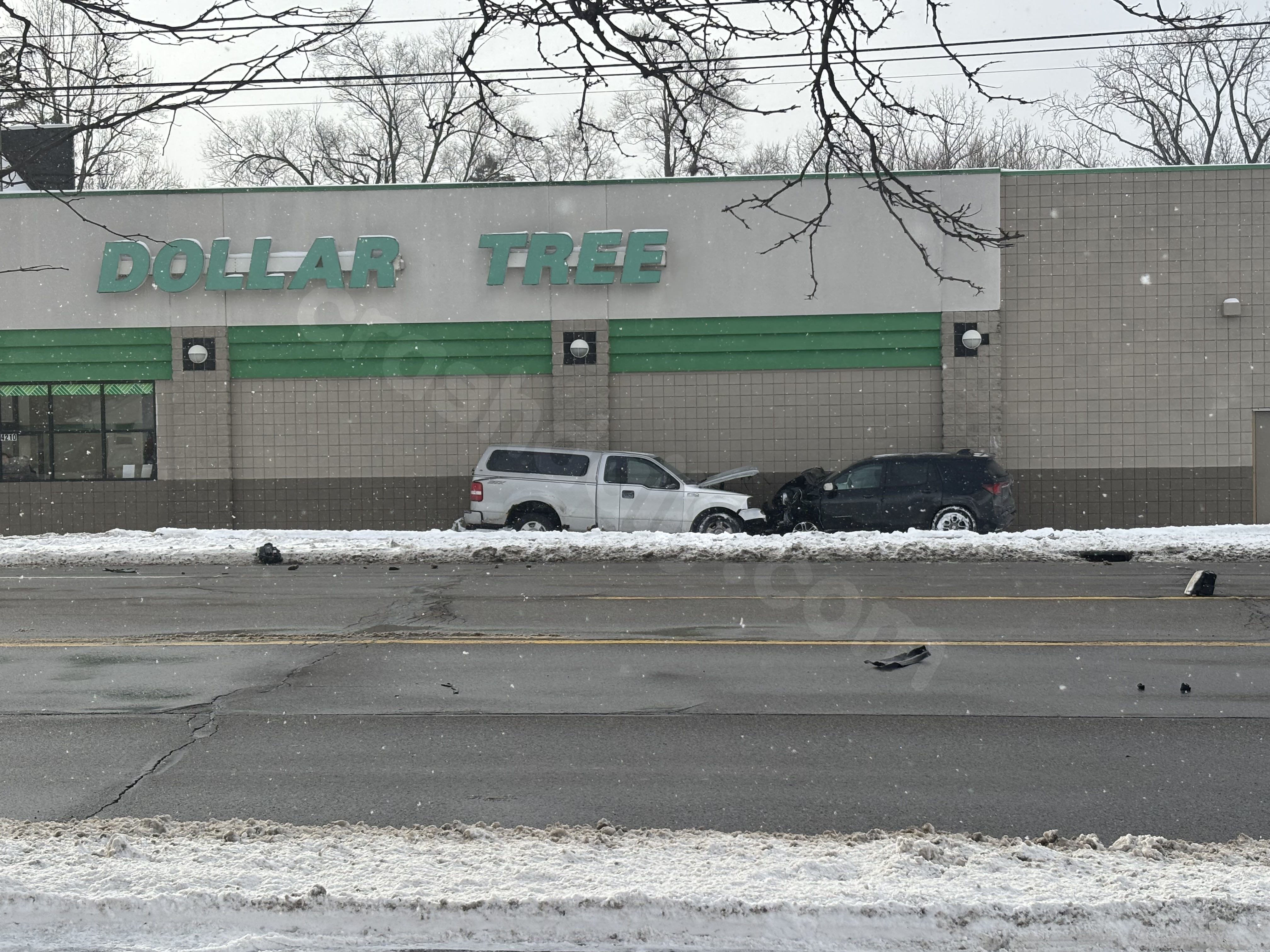 Accident shuts down Cedar St in south Lansing