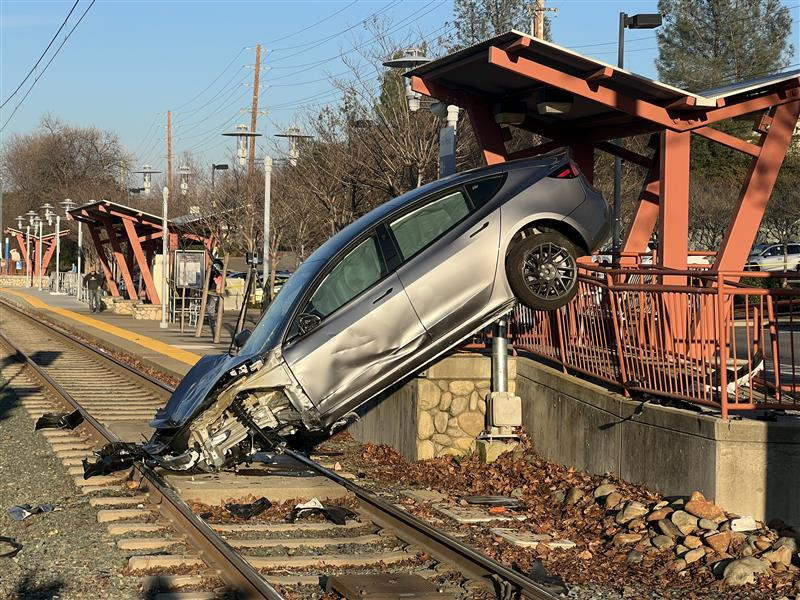 Fatal accident at Folsom light rail; 1 dead, 1 injured