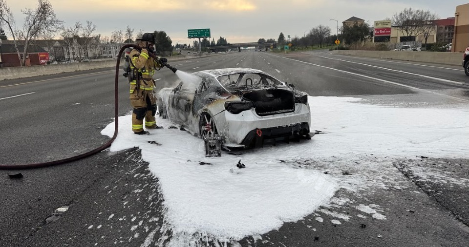 Quick-thinking bystanders save driver from car fire on Sacramento highway