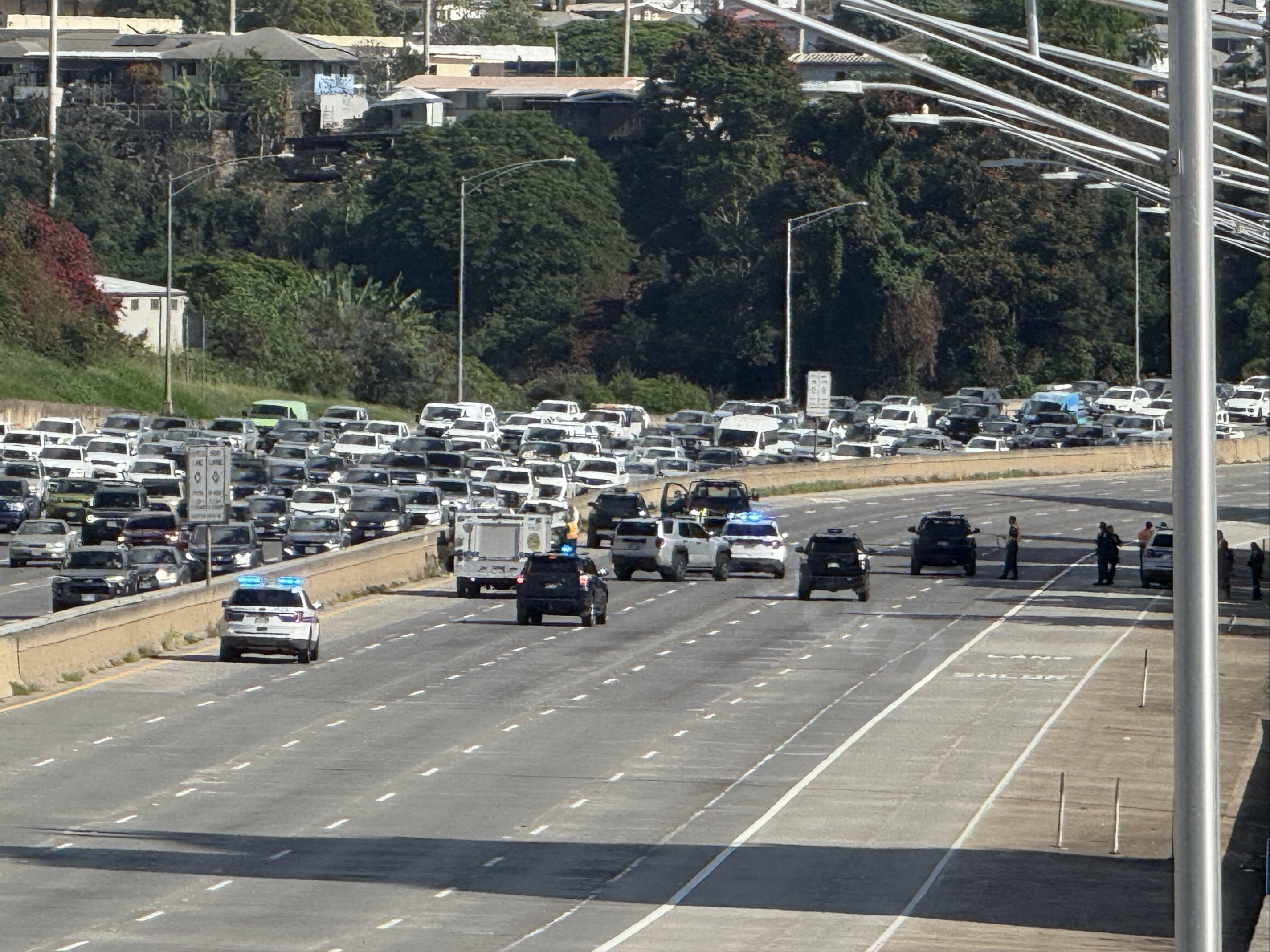 1 person dead, 6 people injured in multiple-vehicle accident on H-1 freeway