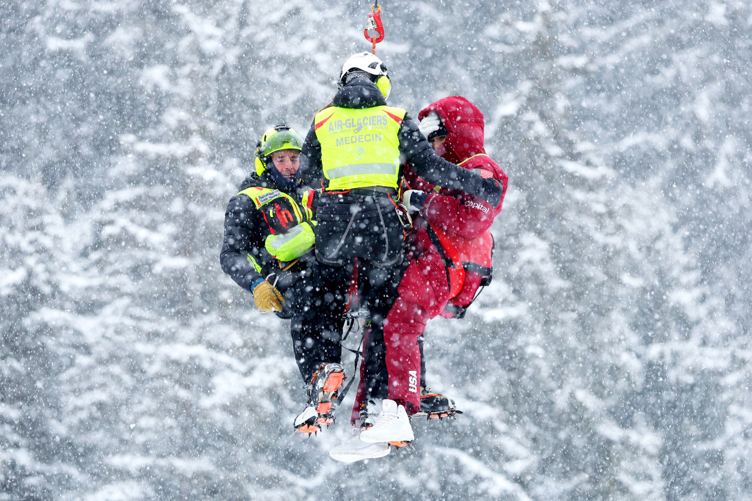 Lindsey Vonn flown from course following crash in last downhill before Olympics