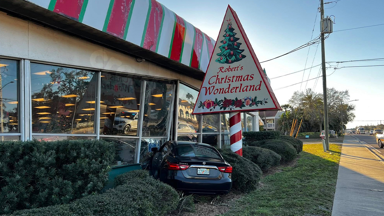 Car crashes into Clearwater Christmas shop: Responders